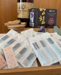 Igle za dry needling (suho iglanje) pripravljene za terapijo v REMI med